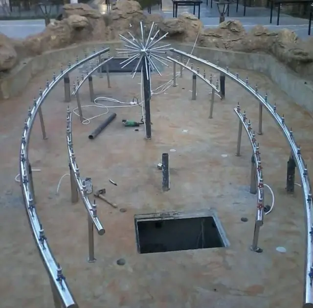 Stainless nozzle arcs and frame installed in the basin