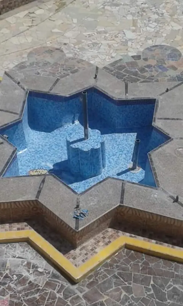 Star-shaped fountain basin with mosaic finish
