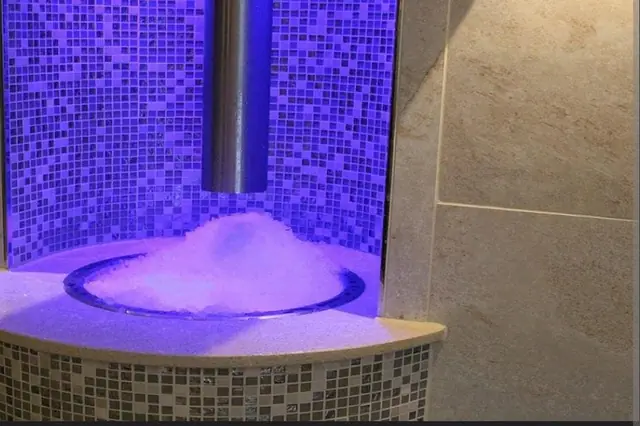 Crushed-ice basin with mosaic finish