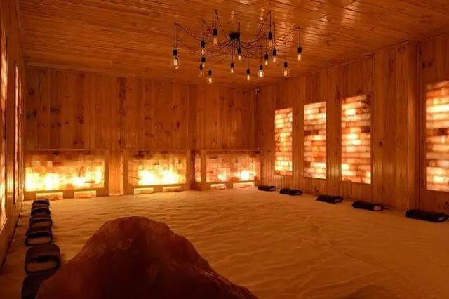 Relaxation hall with salt walls and granule floor
